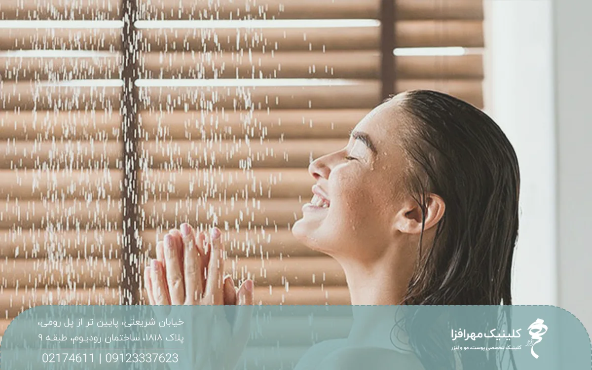 دختری که لبخند می زند و دوش می گیرد و موهای او خیس شده است