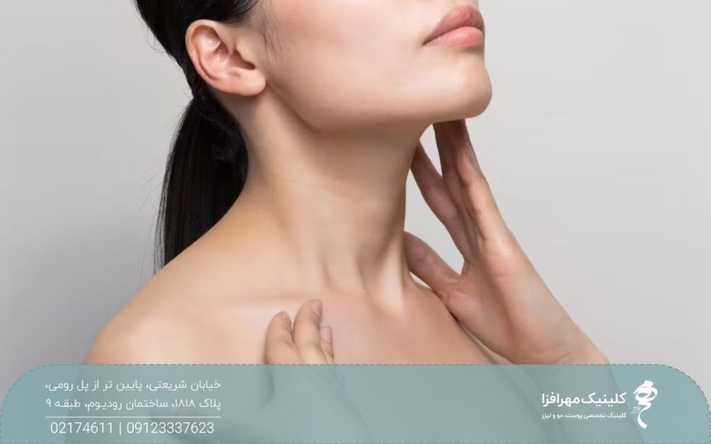 دختری که صورت خود را بالا گرفته و با دست گردن خود را لمس می کند