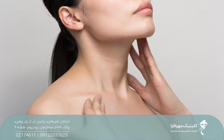 دختری که صورت خود را بالا گرفته و با دست گردن خود را لمس می کند