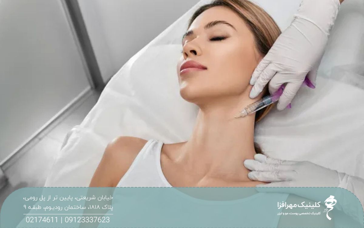 پزشکی که به پوست گردن دختر تزریق انجام می دهد