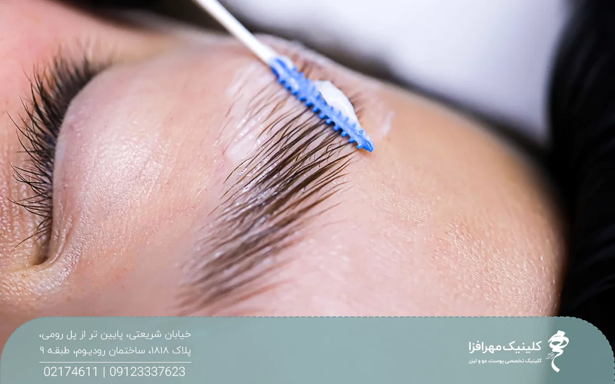 دستان آرایشکری که در حال لیفت ابروهای زن به سمت بالا است