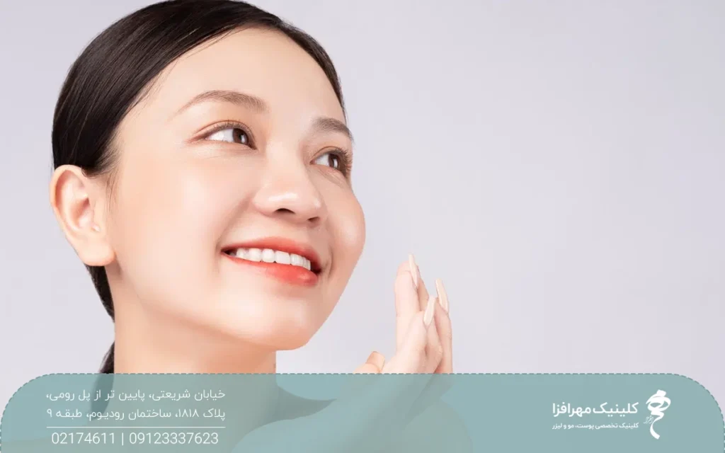 دختر با پوست شفاف و شاداب که لبخند زده است