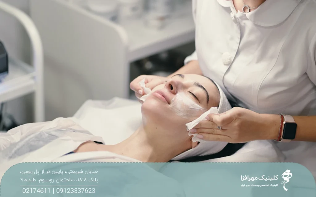 دختری که روی تخت کلینیک دراز کشیده و چشم خود را بسته و پزشک ماسک جوانساز روی صورت او گذاشته است