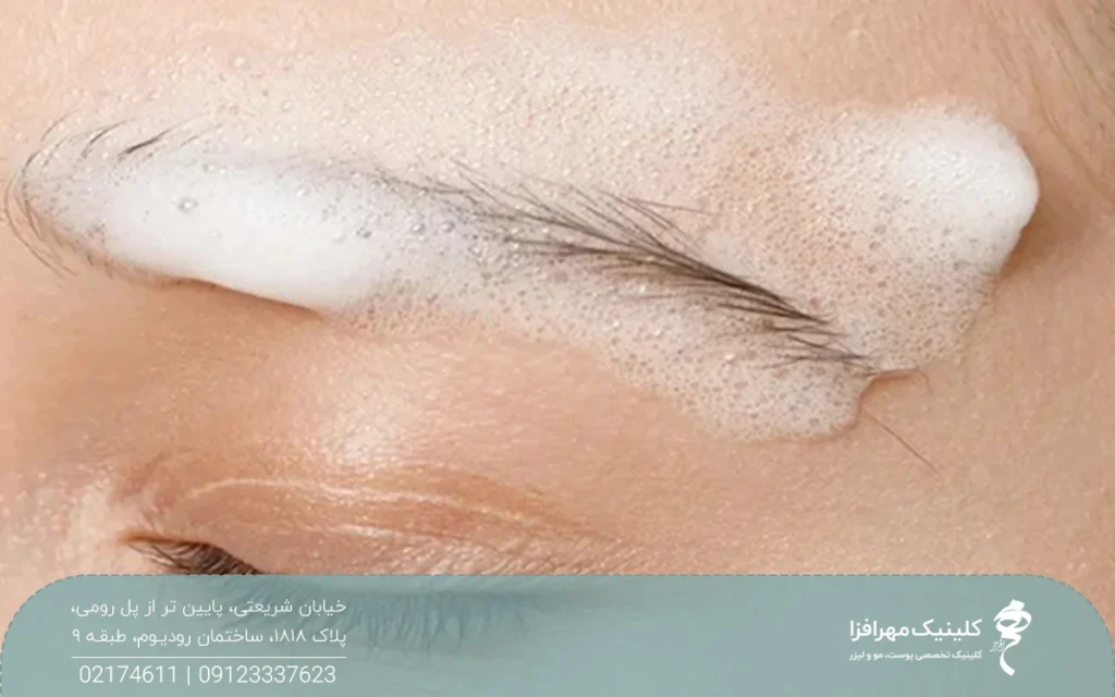 ابروی فردی که روی ابرویش کف مالیده و مشغول شستشو است