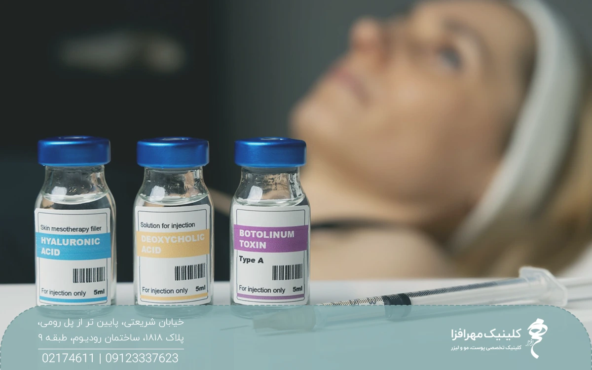 چند ویال بوتاکس در کنار یک سرنگ و دختری که در پشت تصویر قرار دارد