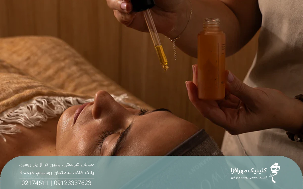 دختری که چشم خود را بسته و فردی با قطره چکان روی پیشانی او روغن می ریزد