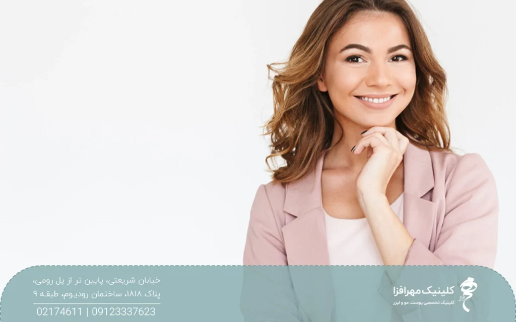 خانم خوشحال و جوانی که ایستاده و دستش زیر چانه اش است