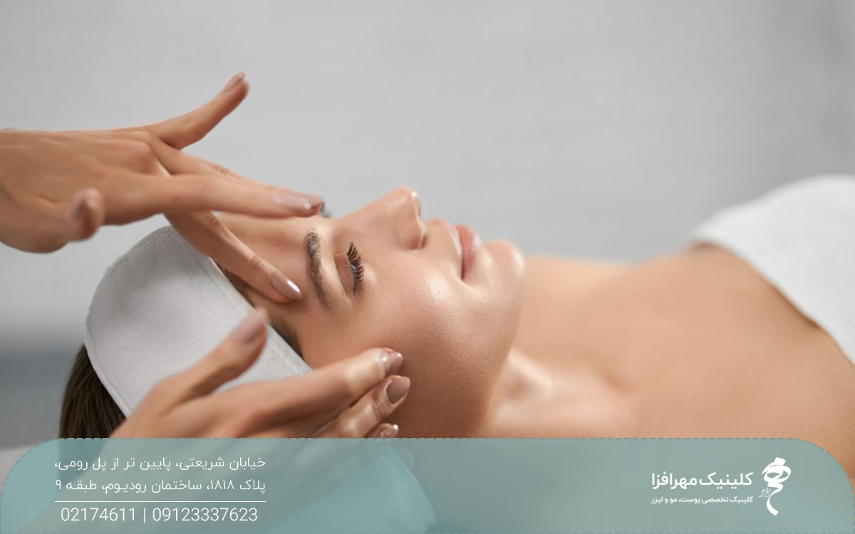 دختری که دراز کشیده و فردی پیشانی و شقیقه او را ماساژ می دهد