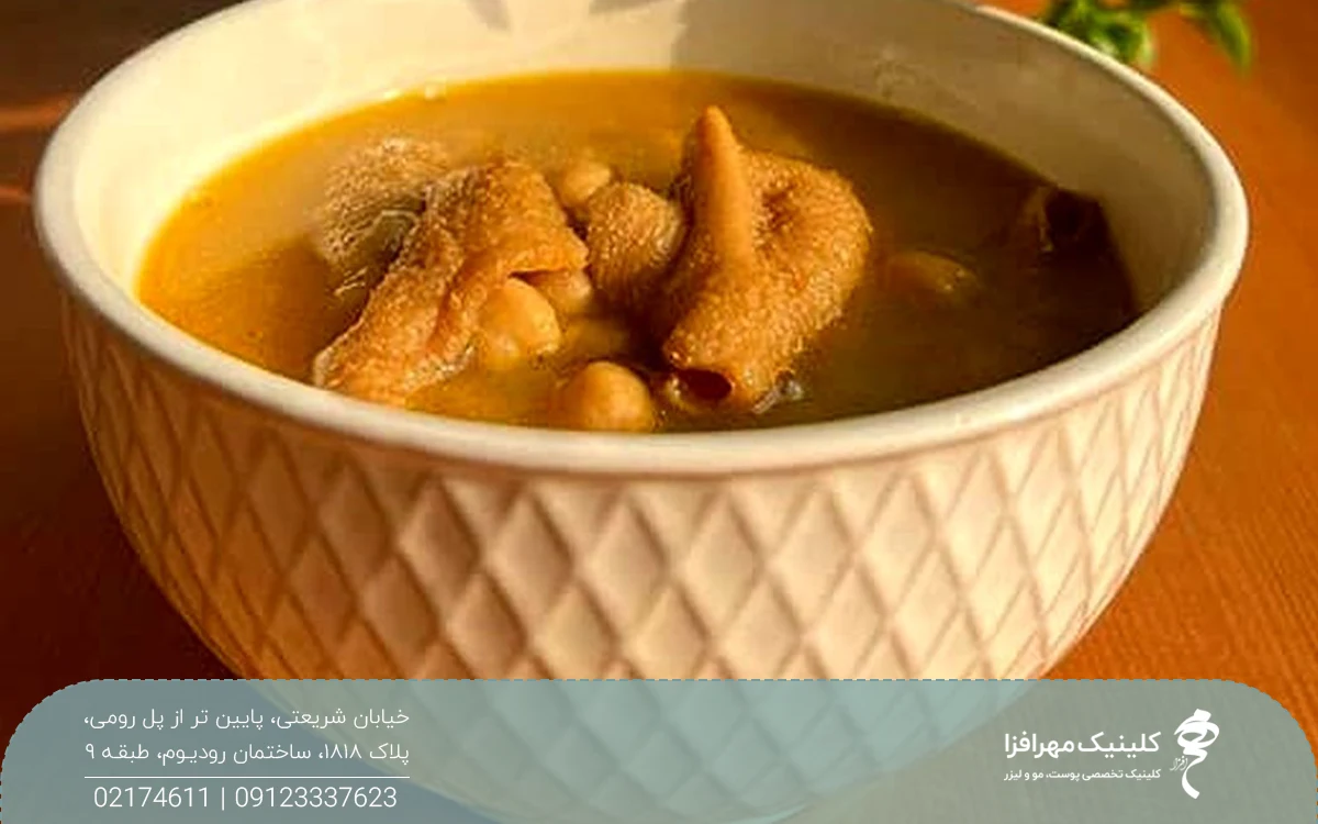 یک کاسه سیرابی که روی میز است