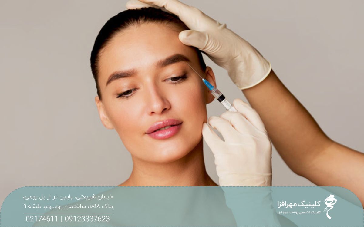 پزشکی که به زیر ابروی دختر بوتاکس تزریق می کند