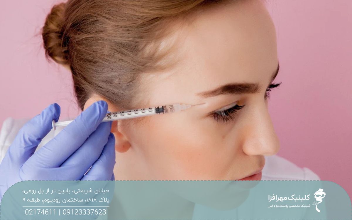 پزشکی که به گوشه ابروی دختر بوتاکس تزریق می کند