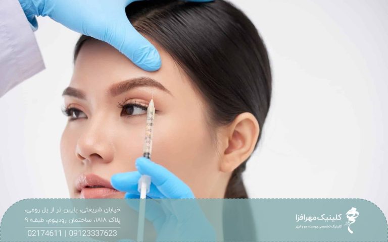دست پزشک که ابروی دختر را رو به بالا کشیده و زیر ابروی او بوتاکس تزریق می کند