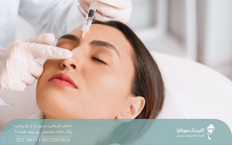 دختری که چشم هایش را بسته و پزشک به بینی او فیلر تزریق می کند