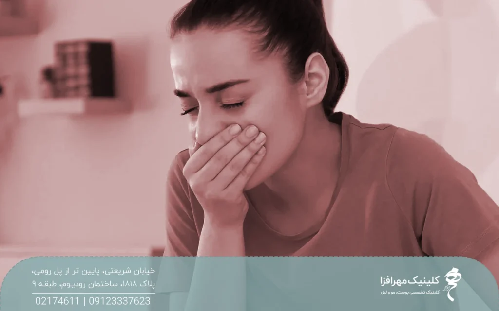 خانمی که حالت تهوع دارد و دستش چلوی دهنش است