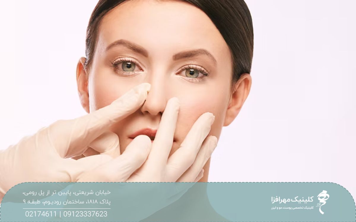 عکس دختر از روبرو در حالی که فردی بینی او را با انگشت نگه داشته است