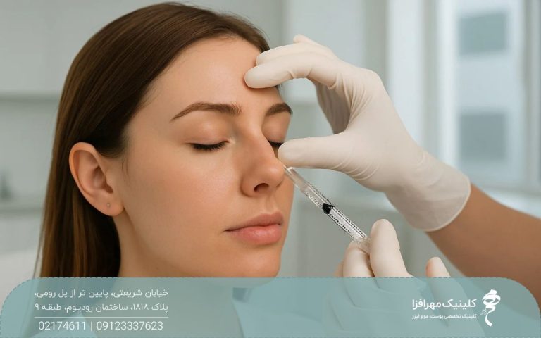 دستان پزشک در حالی که به بینی دختر بوتاکس تزریق می کند