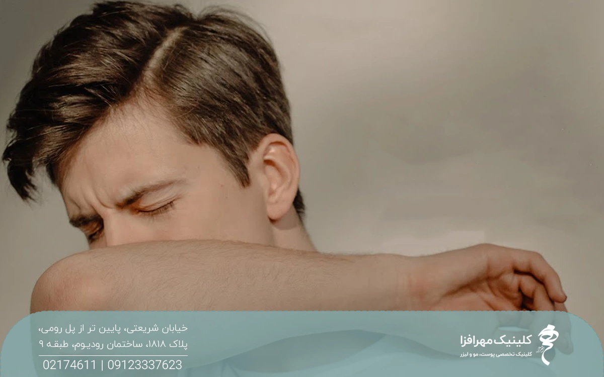 مردی که با کل دست جلوی دهانش را گرفته و حالت تهوع دارد