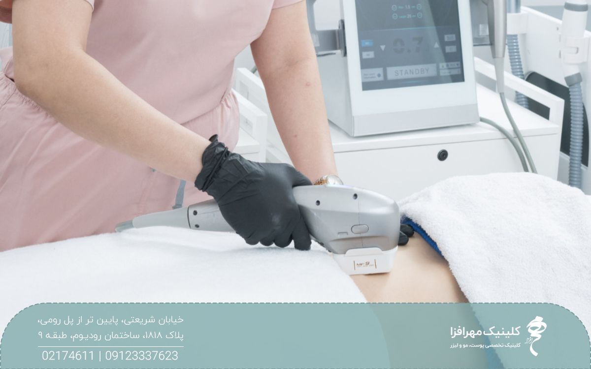 اپراتور هایفوتراپی که هندپیس دستگاه را در دست گرفته و بالای سر مراجع ایستاده است و شکم او را هایفو می کند