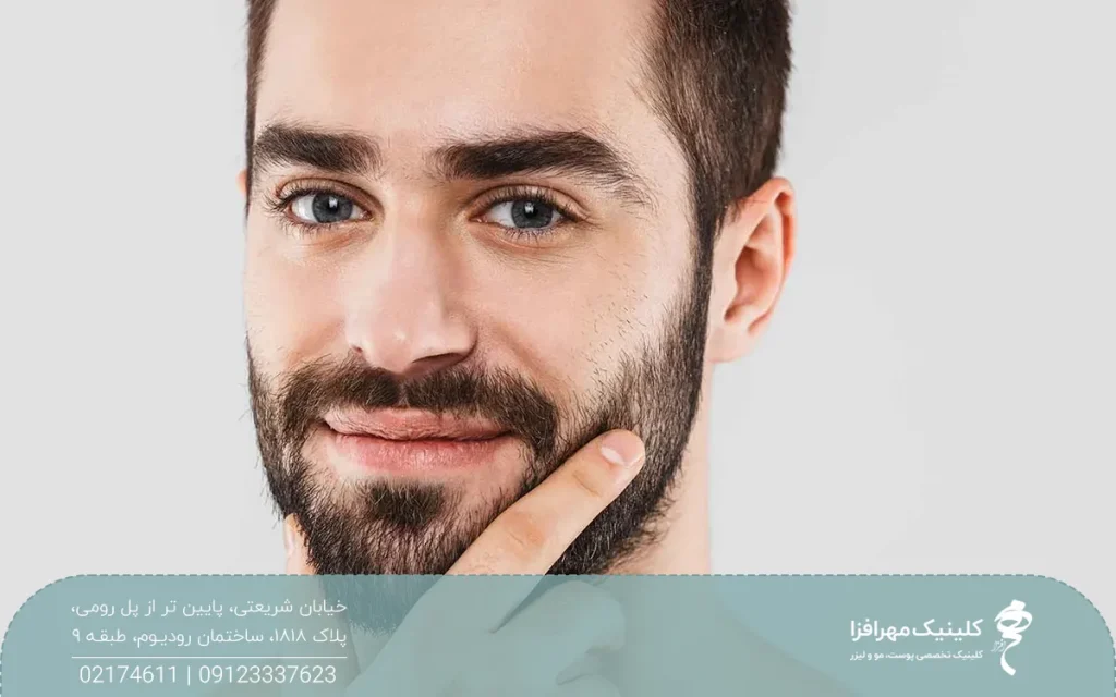 مرد خوشحالی که دستش را روی ریشش گذاشته است و به روبه رو نگاه می کند