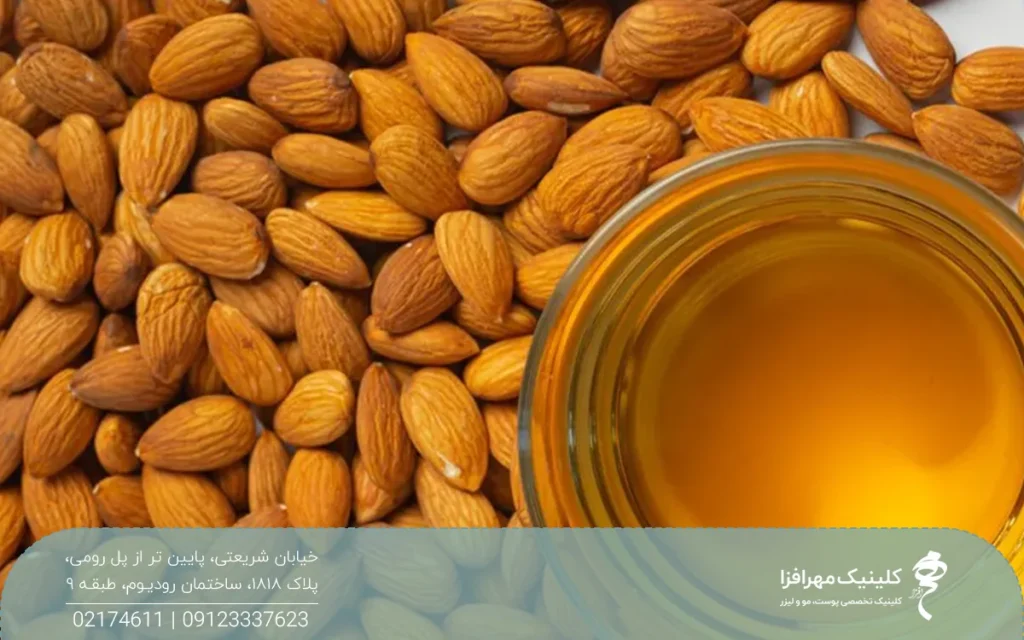 یک لیوان روغن بادام و در اطراف آن پر از بادام است
