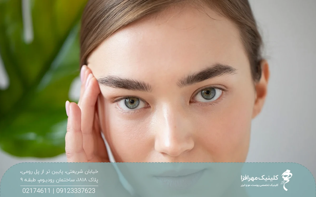 دختر با ابروهای پرپشت که با دست راست ابروی خود را به عقب کشیده است