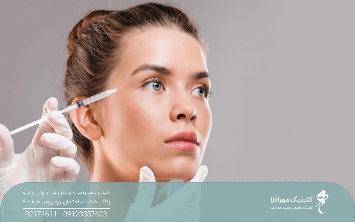 دختری که پزشک دستش را زیر چانه او گرفته است و سرنگ بوتاکس را کنار چشم او گرفته است