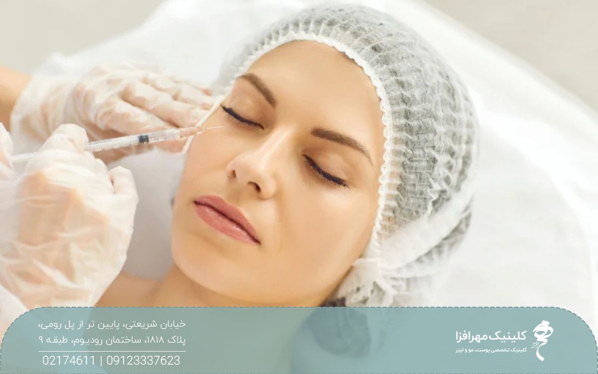 دختری که روی تخت دراز کشیده و کلاه به سر دارد و پزشک سرنگ مزوژل را زیر چشم او نگه داشته است