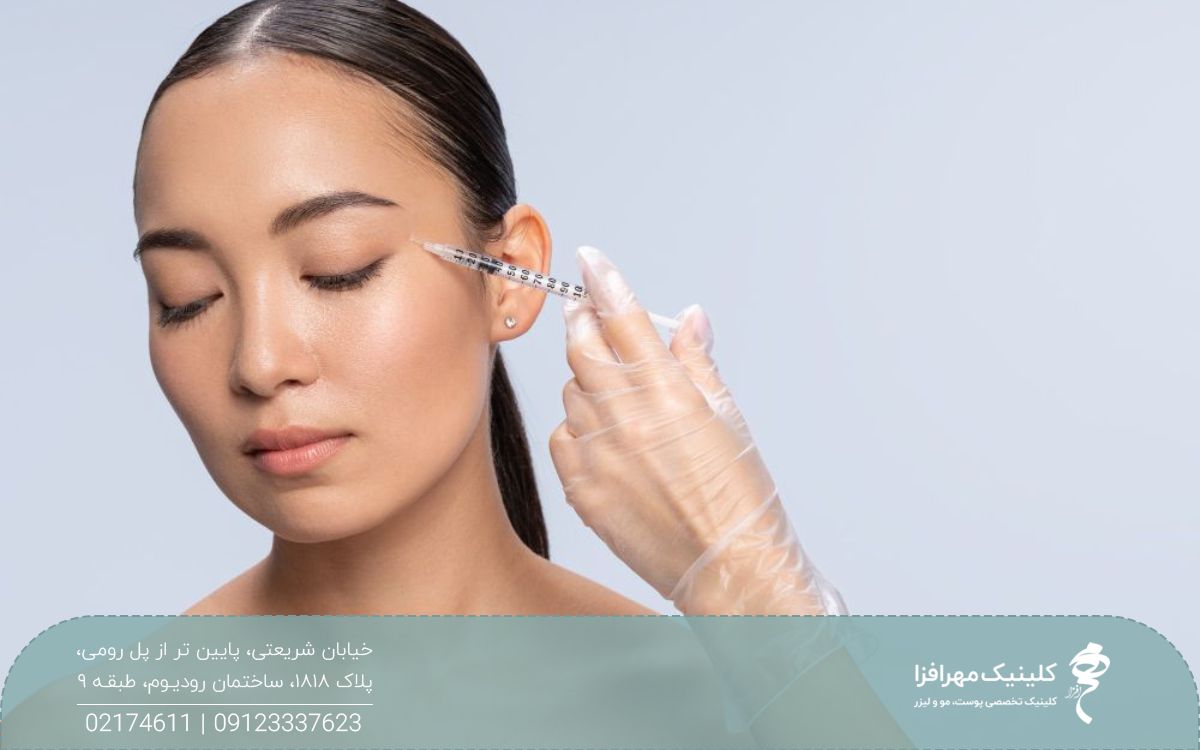 دختری که چشم خود را بسته و دست پزشک یک سرنگ را کنار چشم او نگه داشته است